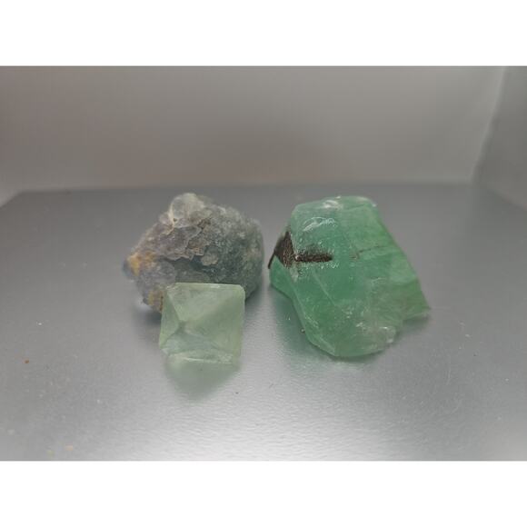 Flourite Specimens 3pcs .97oz - Picture 4 of 8